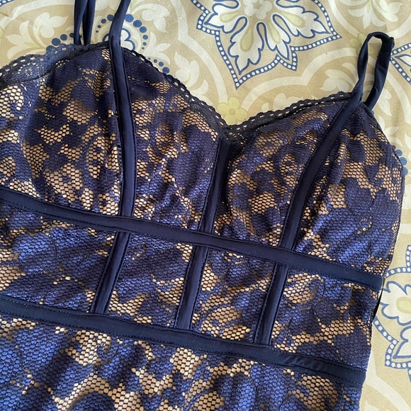 blue lace v neck short dress - Picture 4 of 6